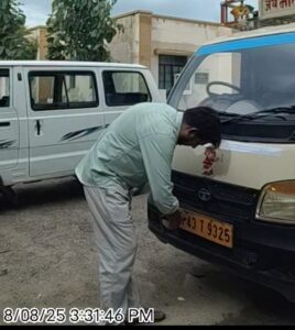 गाड़ी जा नम्बर प्लेट खोलता ड्राइवर
