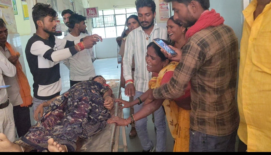 मृतक की रोती बिलखती मां और oarijan
