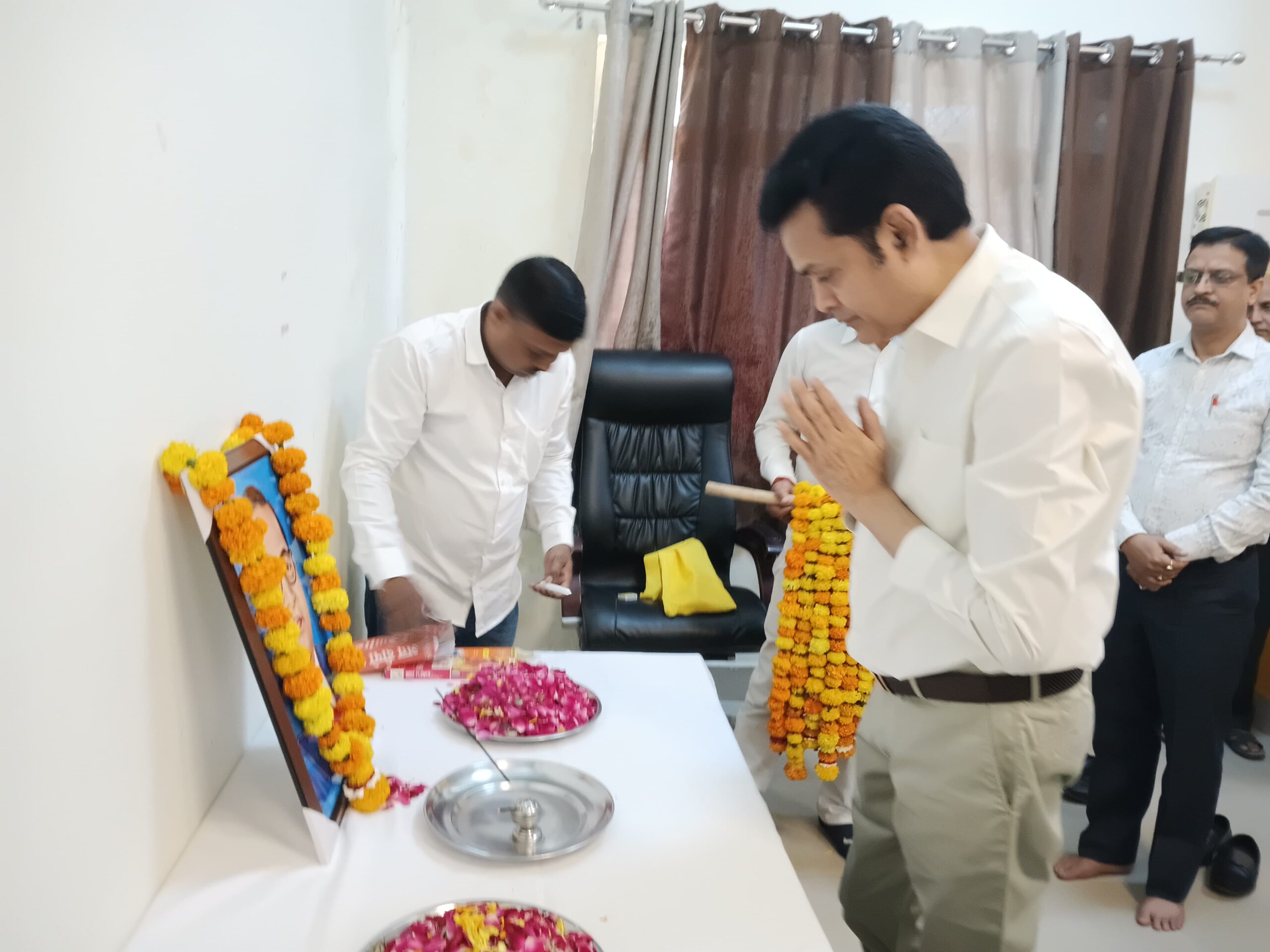 बाबा साहब भीम राव अम्बेडकर जी के चित्र पर माल्यार्पण करते हुए मंडलायुक्त शशि भूषण लाल सुशील