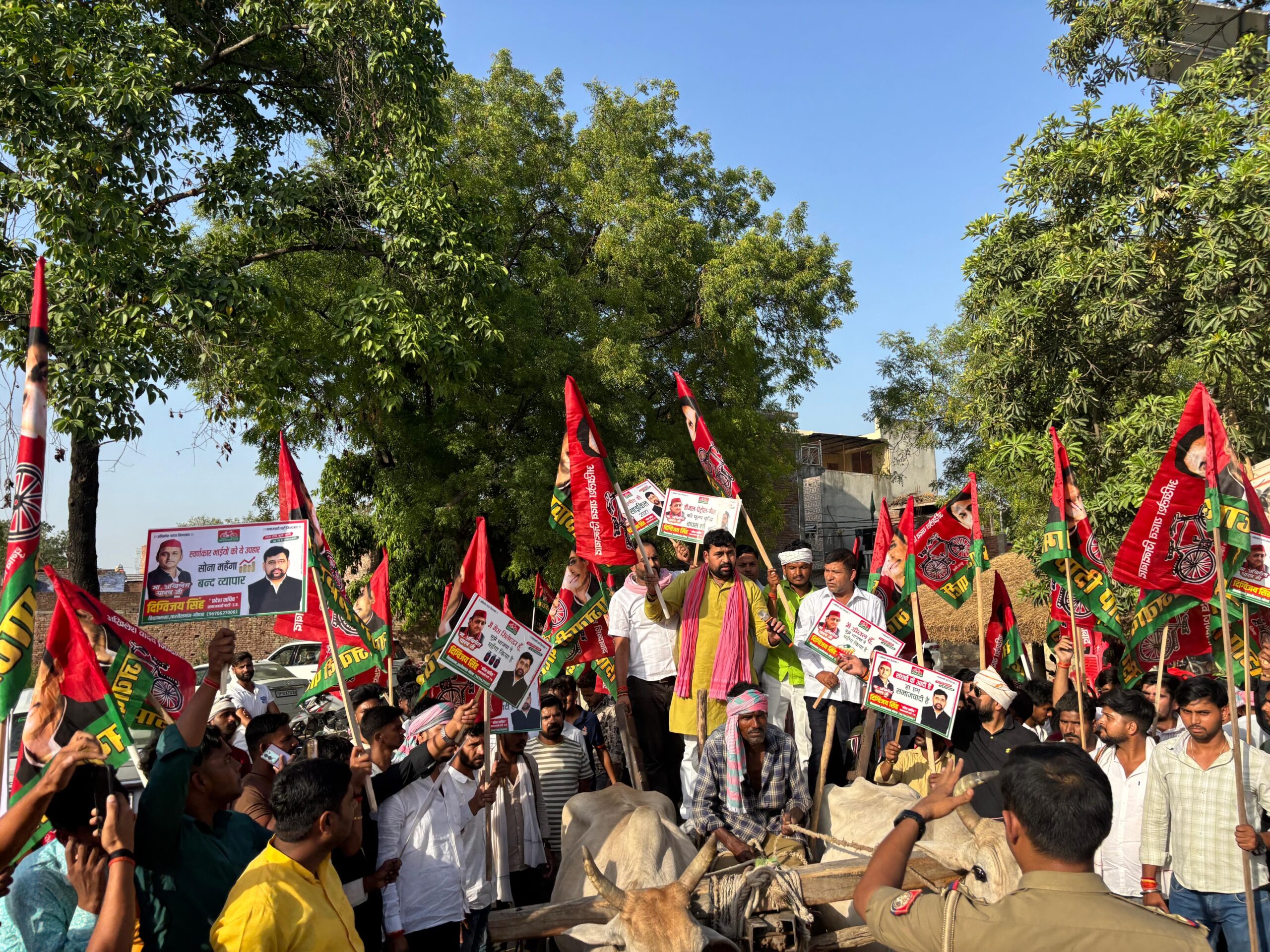 महंगाई के विरोध में निकाले जाने वाले पैदल मार्च को प्रशासन ने रोका