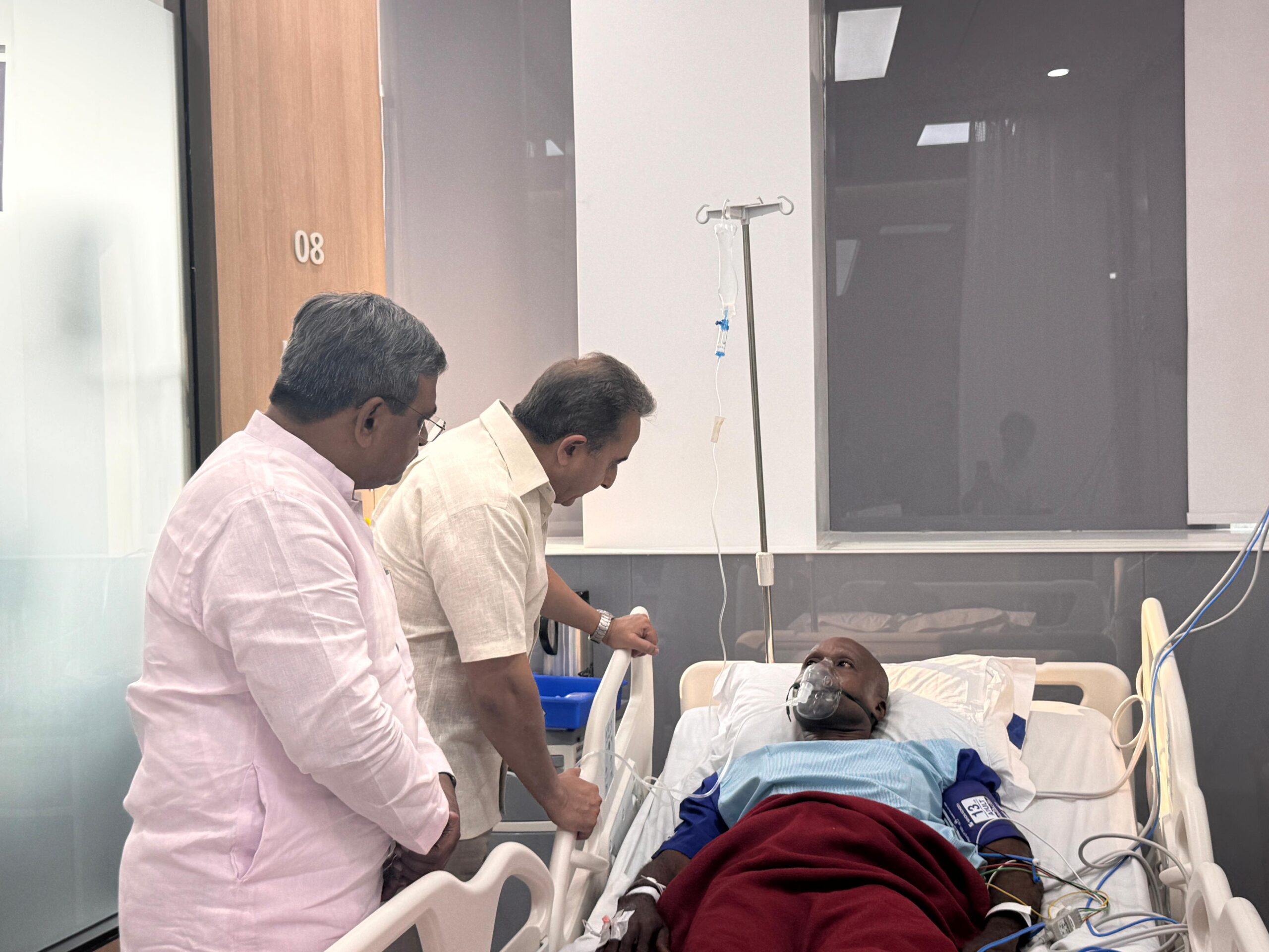 मालवीय नगर अग्निकांड: विदेश राज्य मंत्री कीर्ति वर्धन सिंह ने घायलों का जाना हाल, हरसंभव सहायता का दिया भरोसा