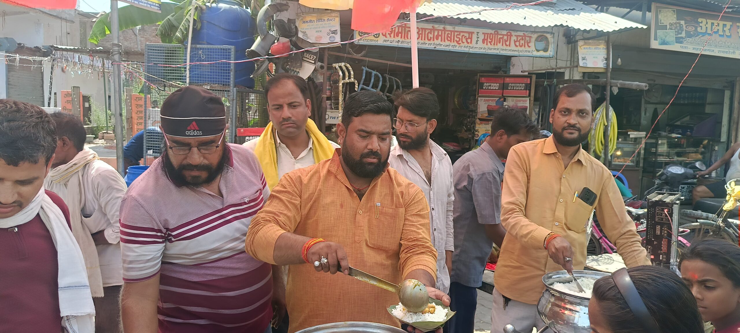 महराजगंज में अंतिम बड़े मंगल पर उमड़ा आस्था का सैलाब, जगह-जगह भंडारों में हजारों श्रद्धालुओं ने ग्रहण किया प्रसाद