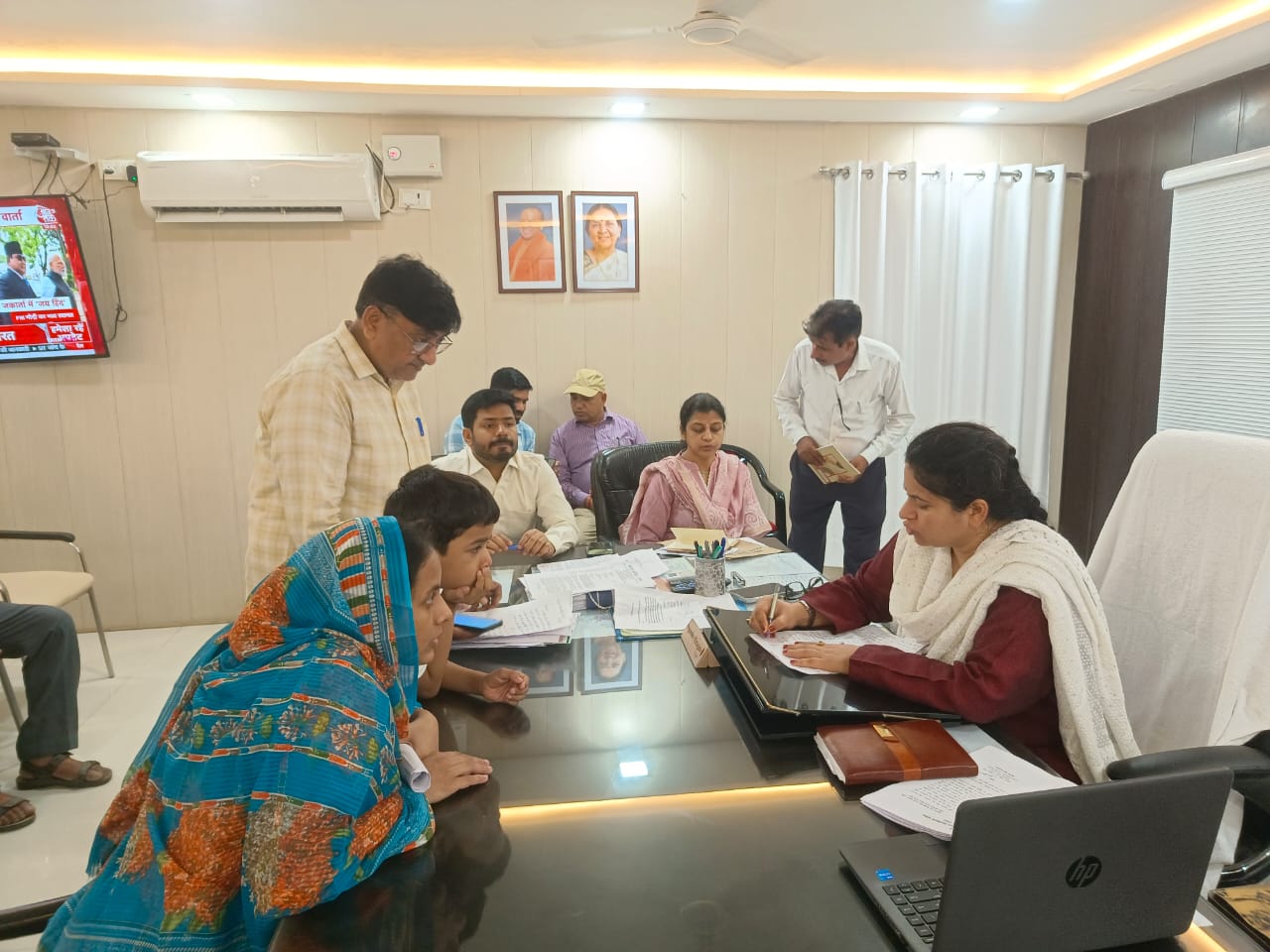 कलेक्ट्रेट जनता दर्शन में डीएम ने सुनीं फरियादियों की समस्याएं, अधिकारियों को दिए त्वरित निस्तारण के निर्देश