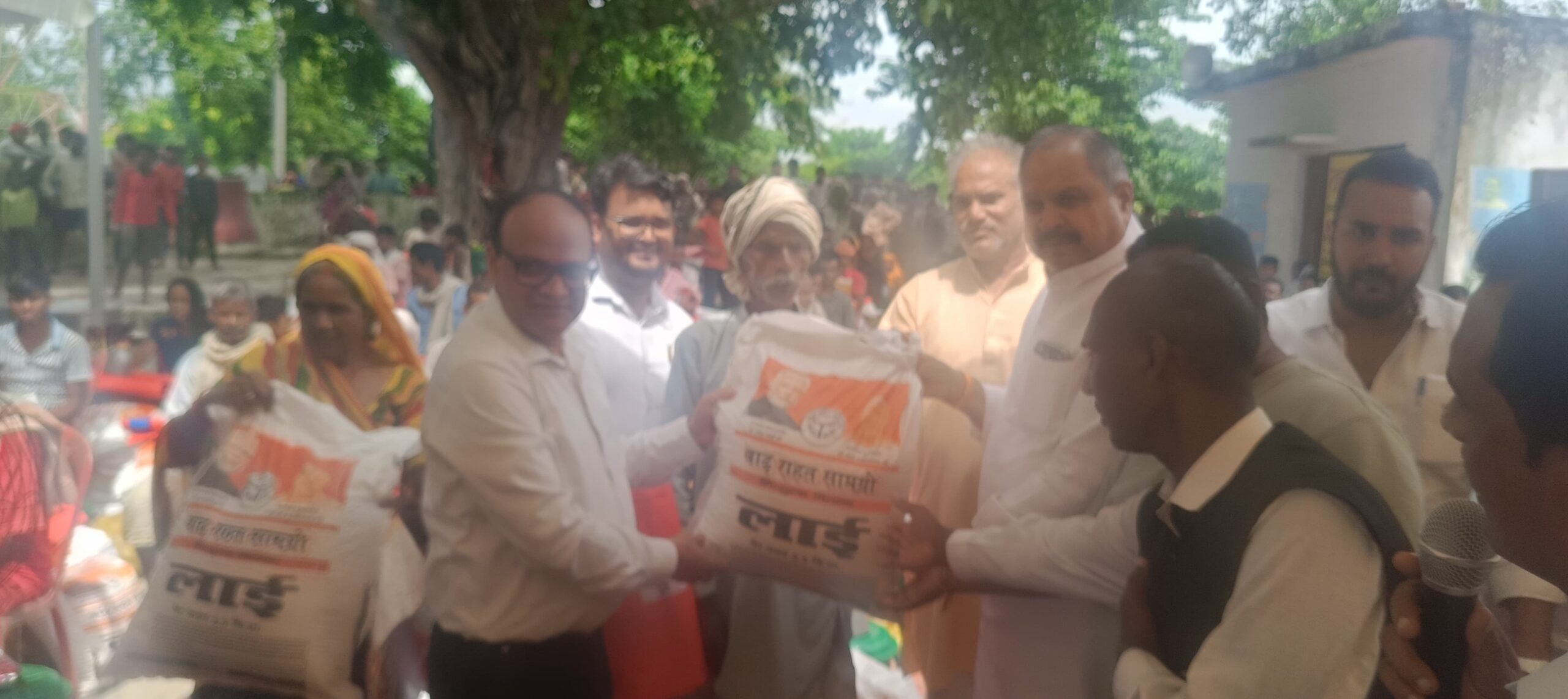 बाढ़ प्रभावित परिवारों को दोबारा बांटी गई राहत किट, विधायक ने पहुंचाई मदद